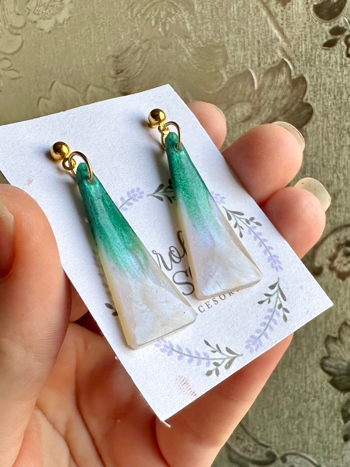 Pendientes geométricos de resina con colores degradados.