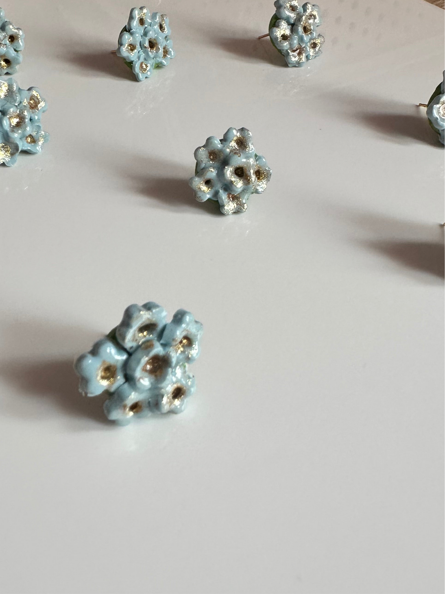 Pendientes  de flores del mundo en azul y dorado.