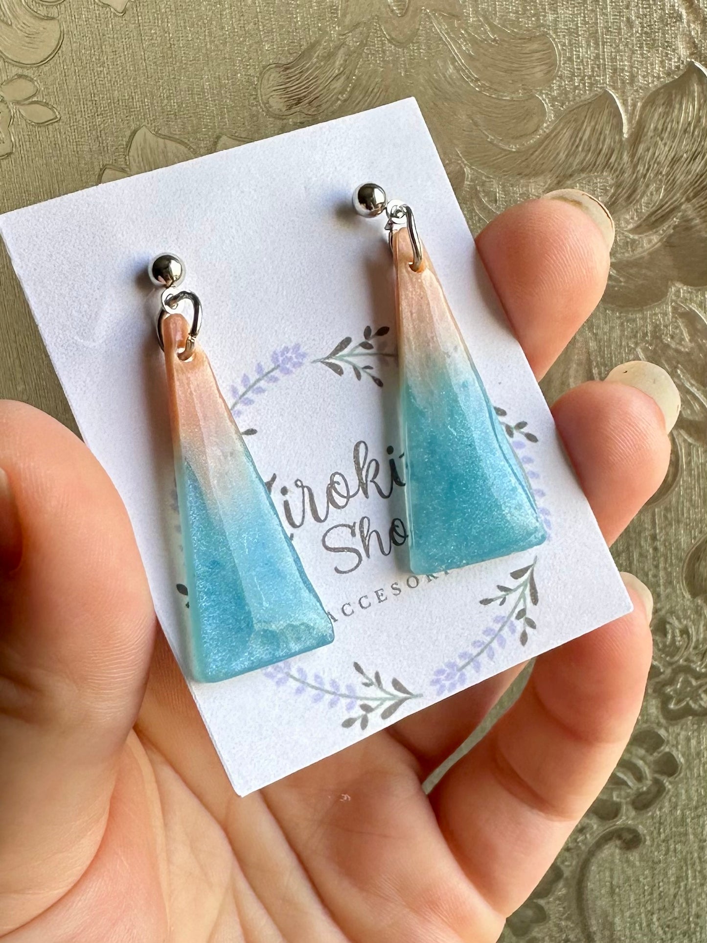 Pendientes geométricos de resina con colores degradados.