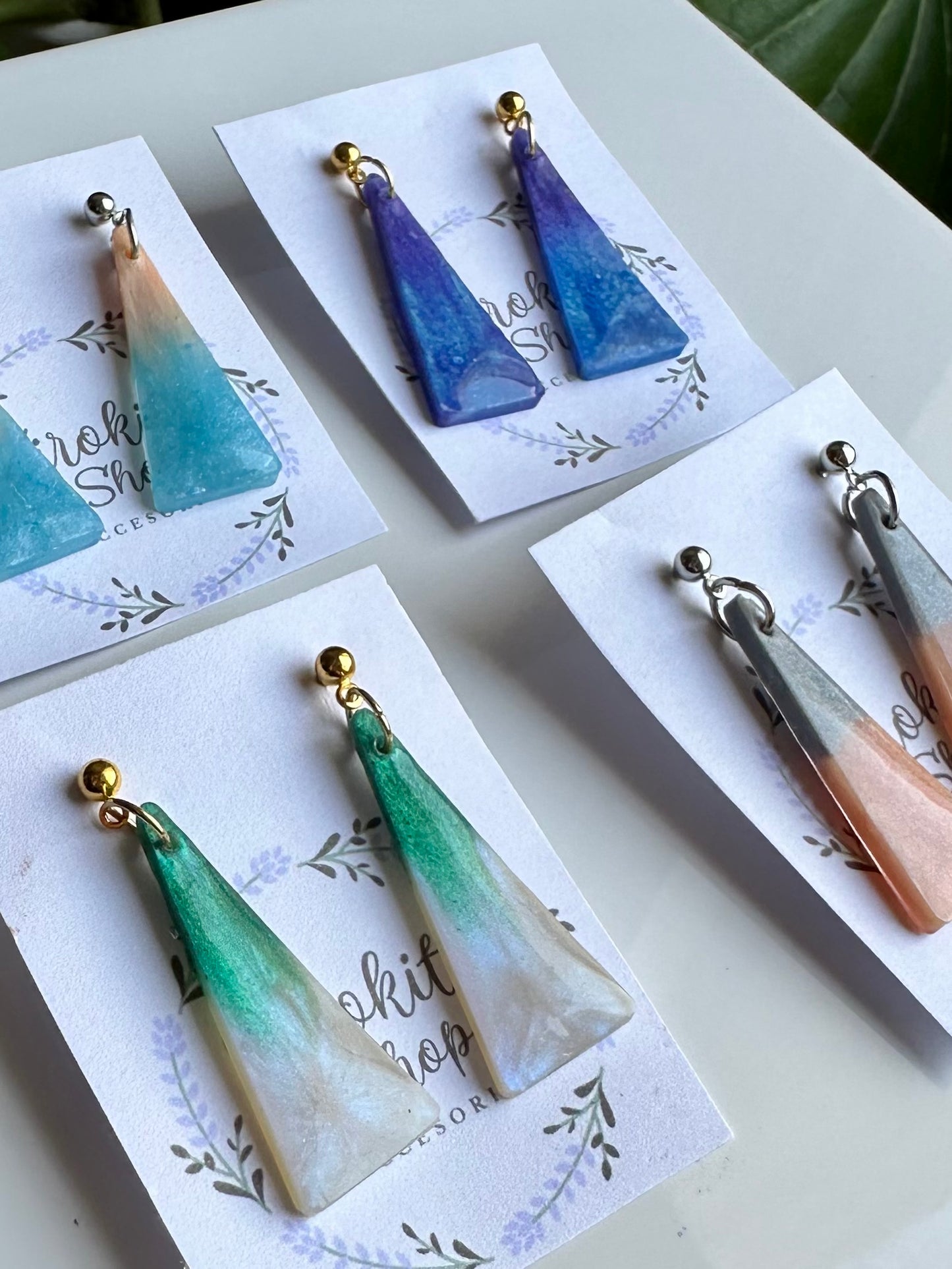 Pendientes geométricos de resina con colores degradados.