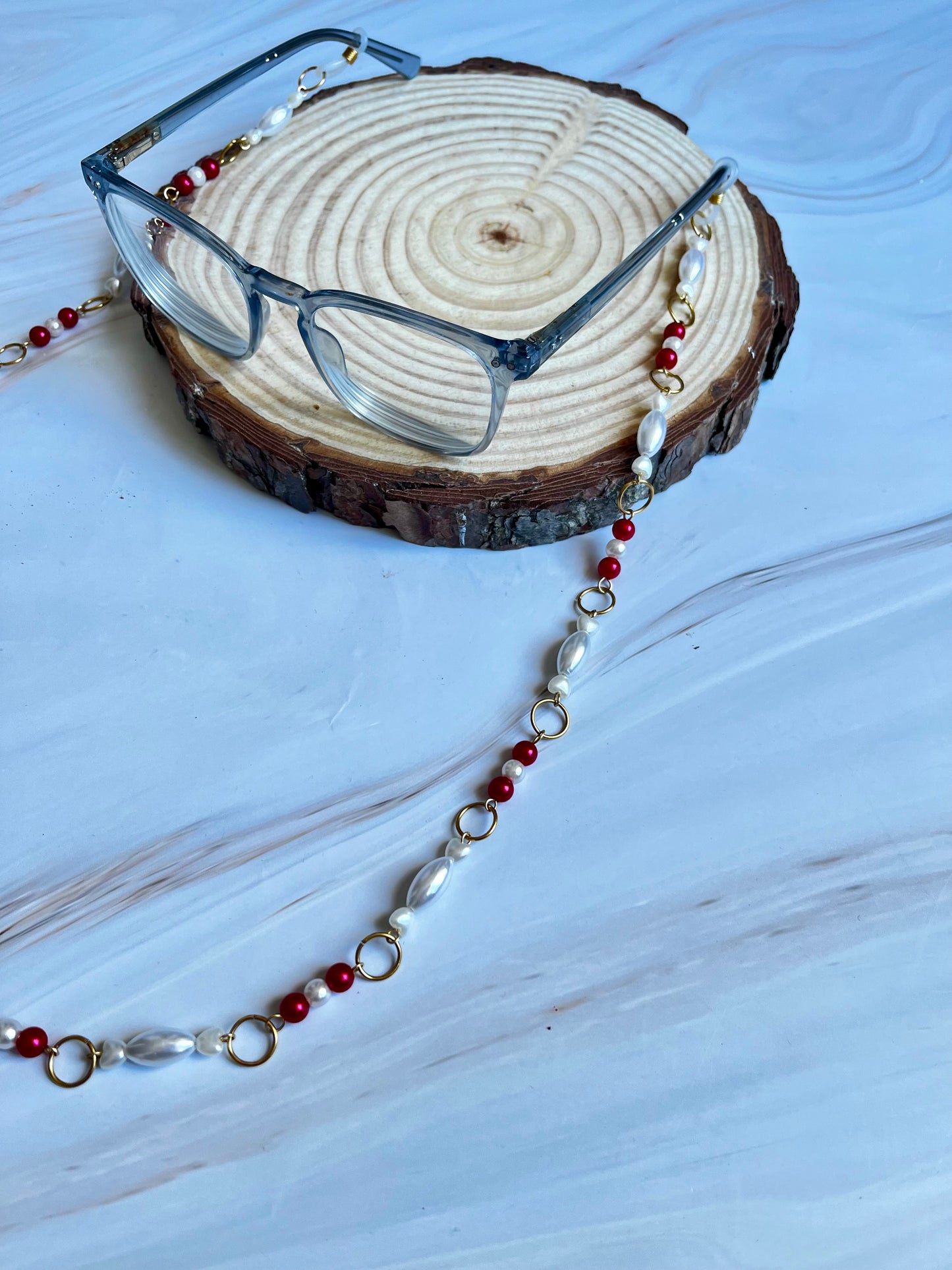 Cadena para gafas con cuentas y perlas rojas y blancas