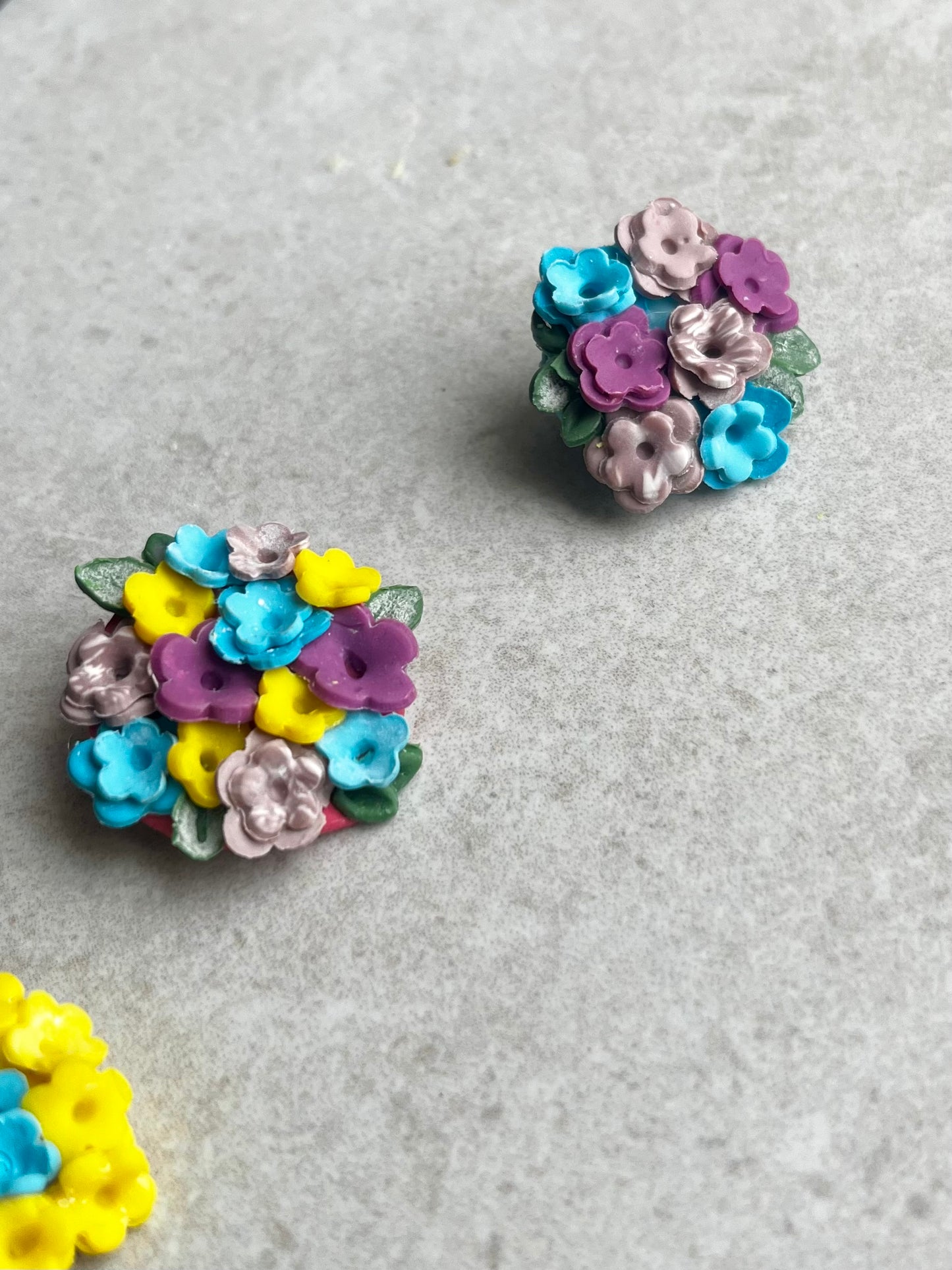 Broches de flores de arcilla polimerica