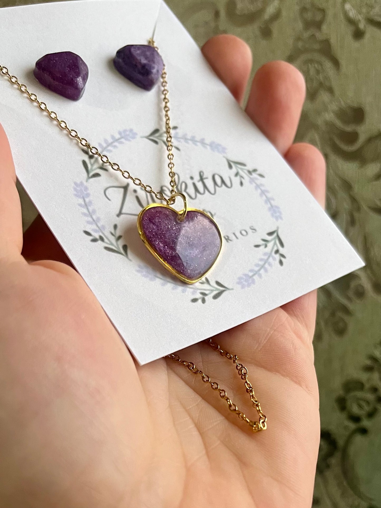 Conjunto de pendientes y colgante de resina corazones violetas
