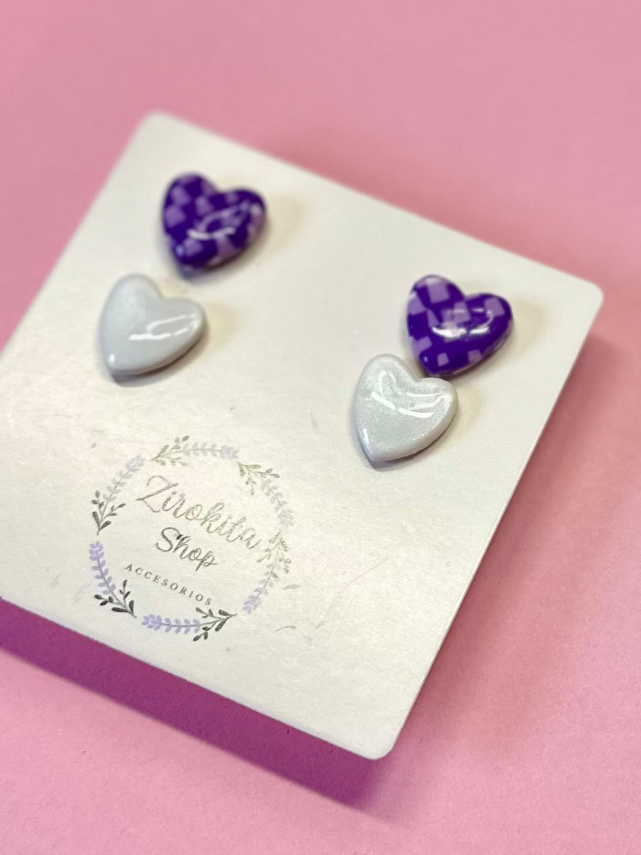 Pack de dos pendientes de corazón blanco y estampado lila.