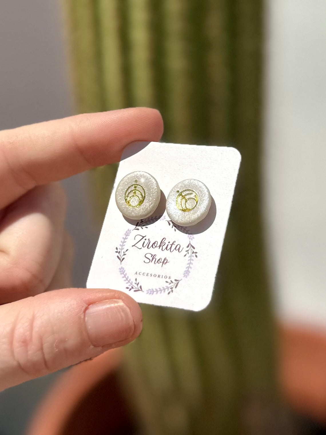 Pendientes pequeños brillantes con diseño en dorado