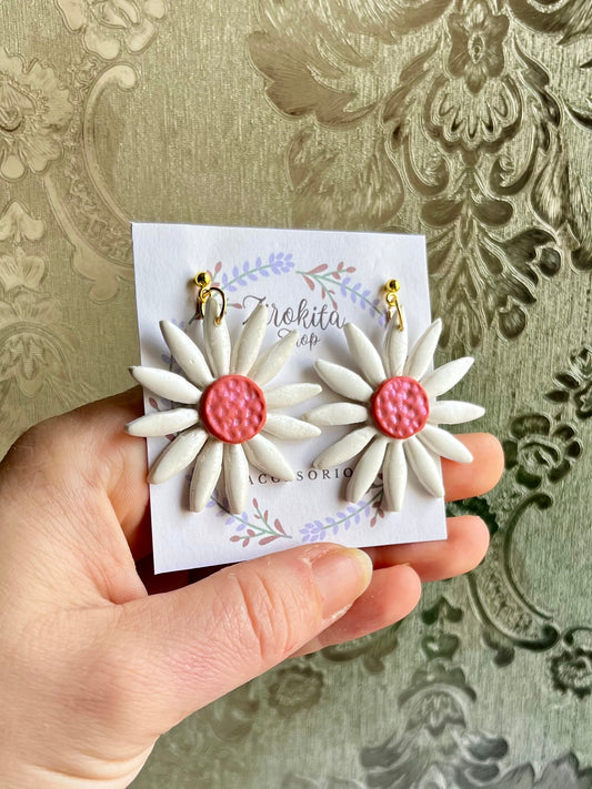 Hermosos pendientes de flores de arcilla polimerica blancas y todas y accesorios en dorado.