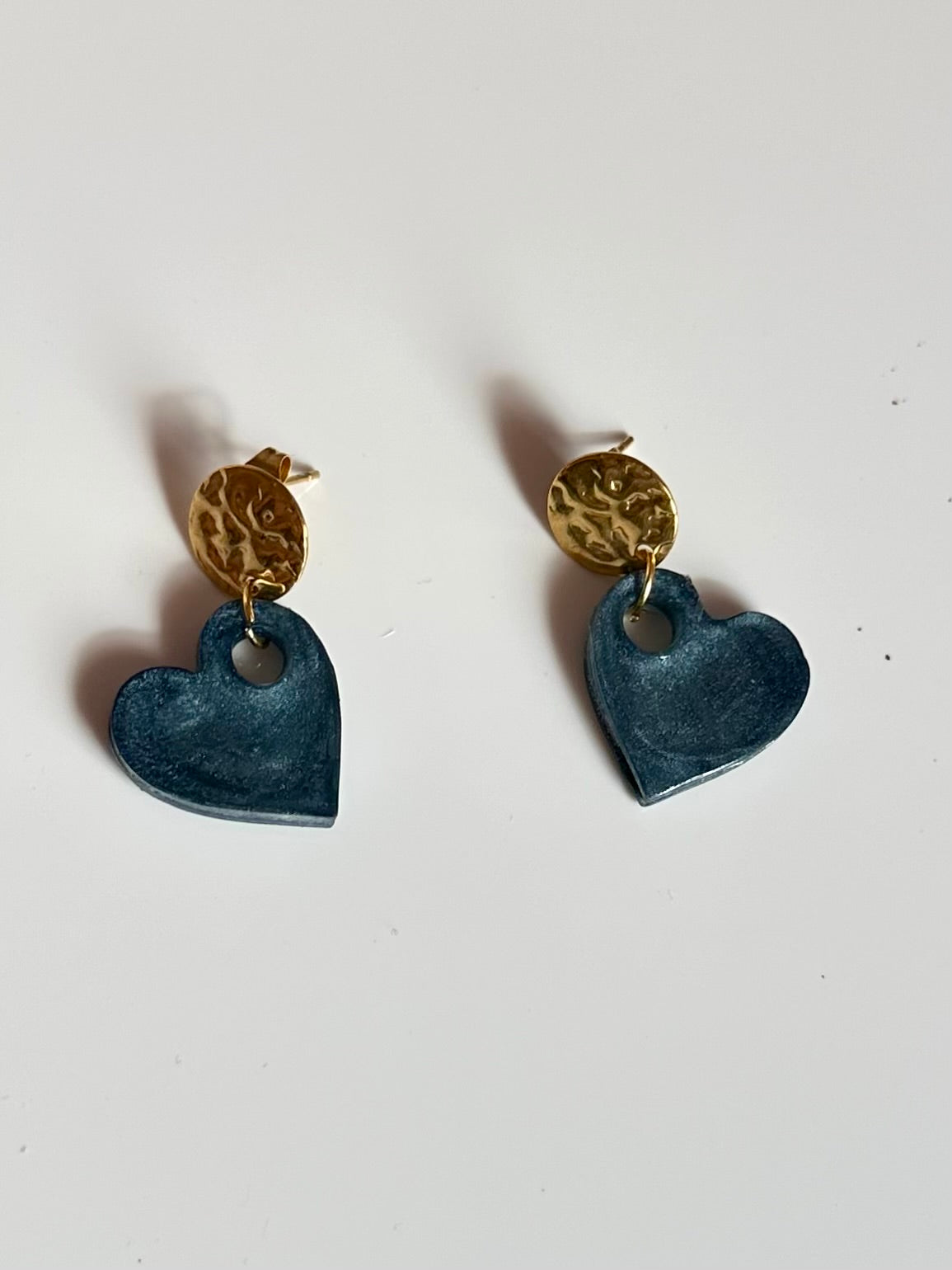Pendientes de corazón de resina.