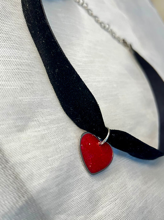 Collar estilo choker de accesorios plateados y corazón de resina