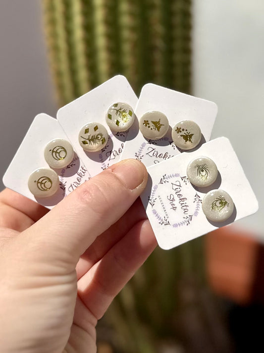 Pendientes pequeños brillantes con diseño en dorado