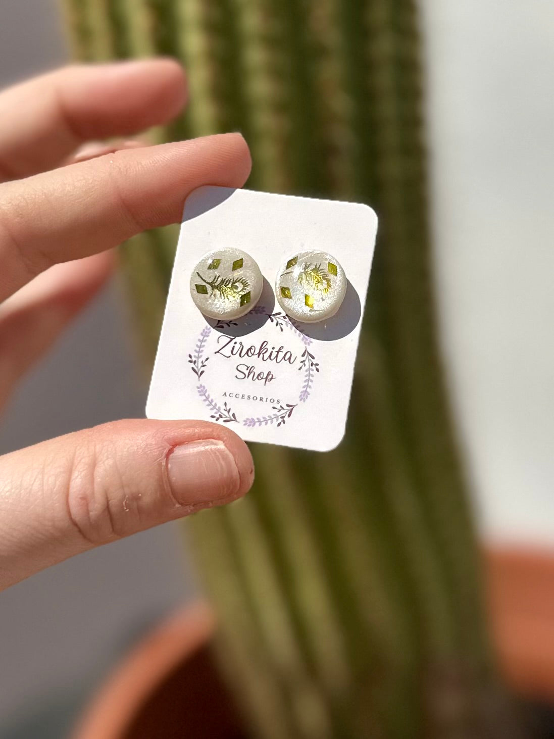 Pendientes pequeños brillantes con diseño en dorado