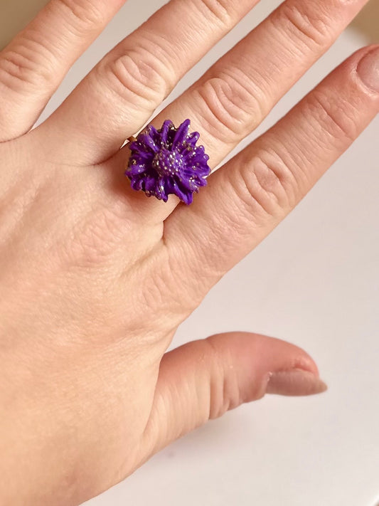 Anillo de flor violeta de arcilla polimerica