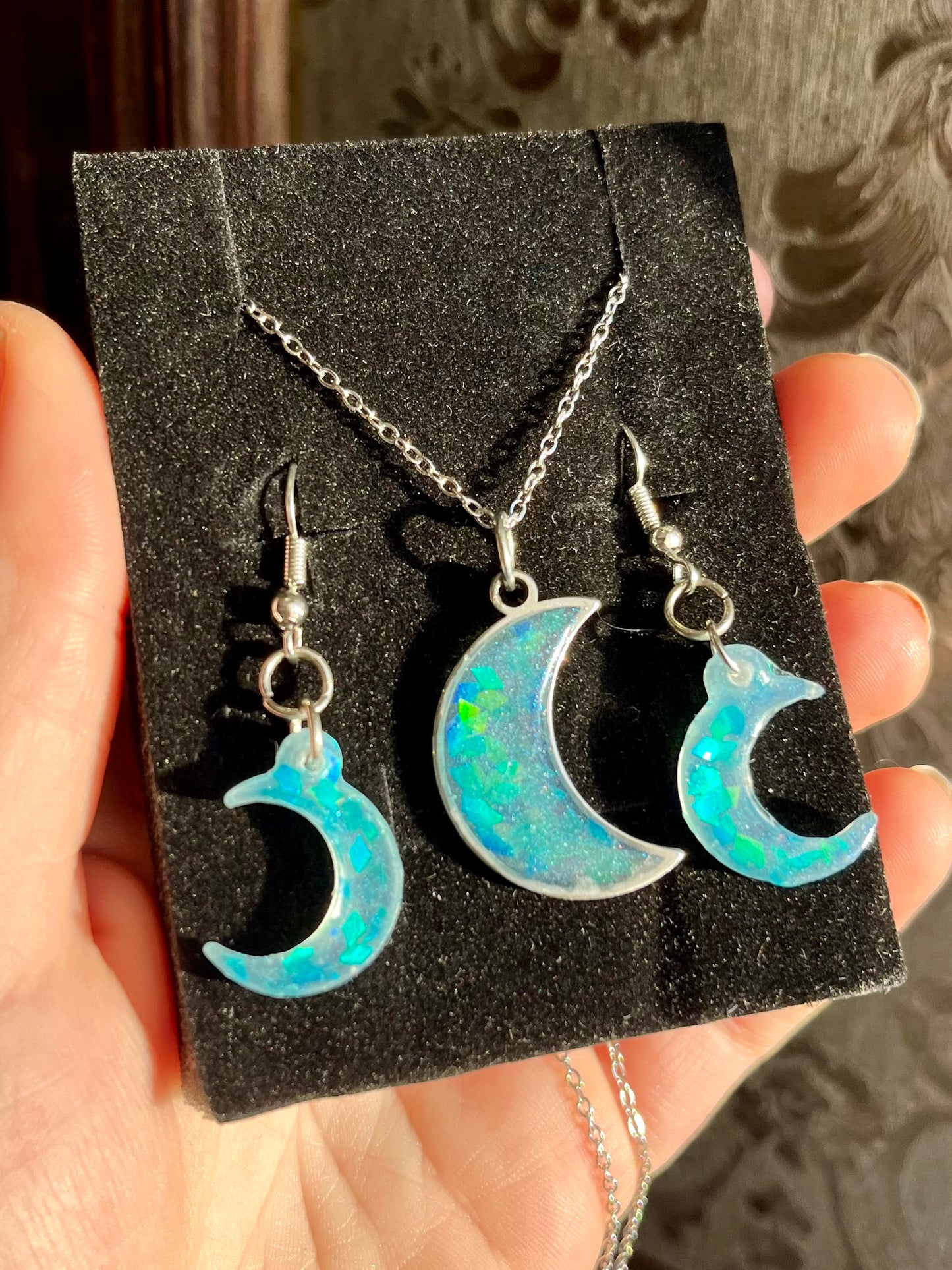 Conjunto de pendientes y collar de resina lunas azules