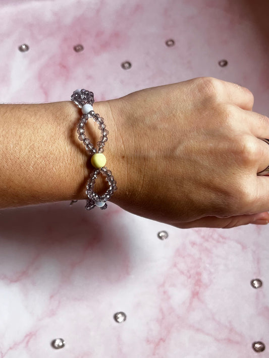 Pulsera con piedras transparentes, perlas amarillas y blancas, accesorios y cadena plateada.s