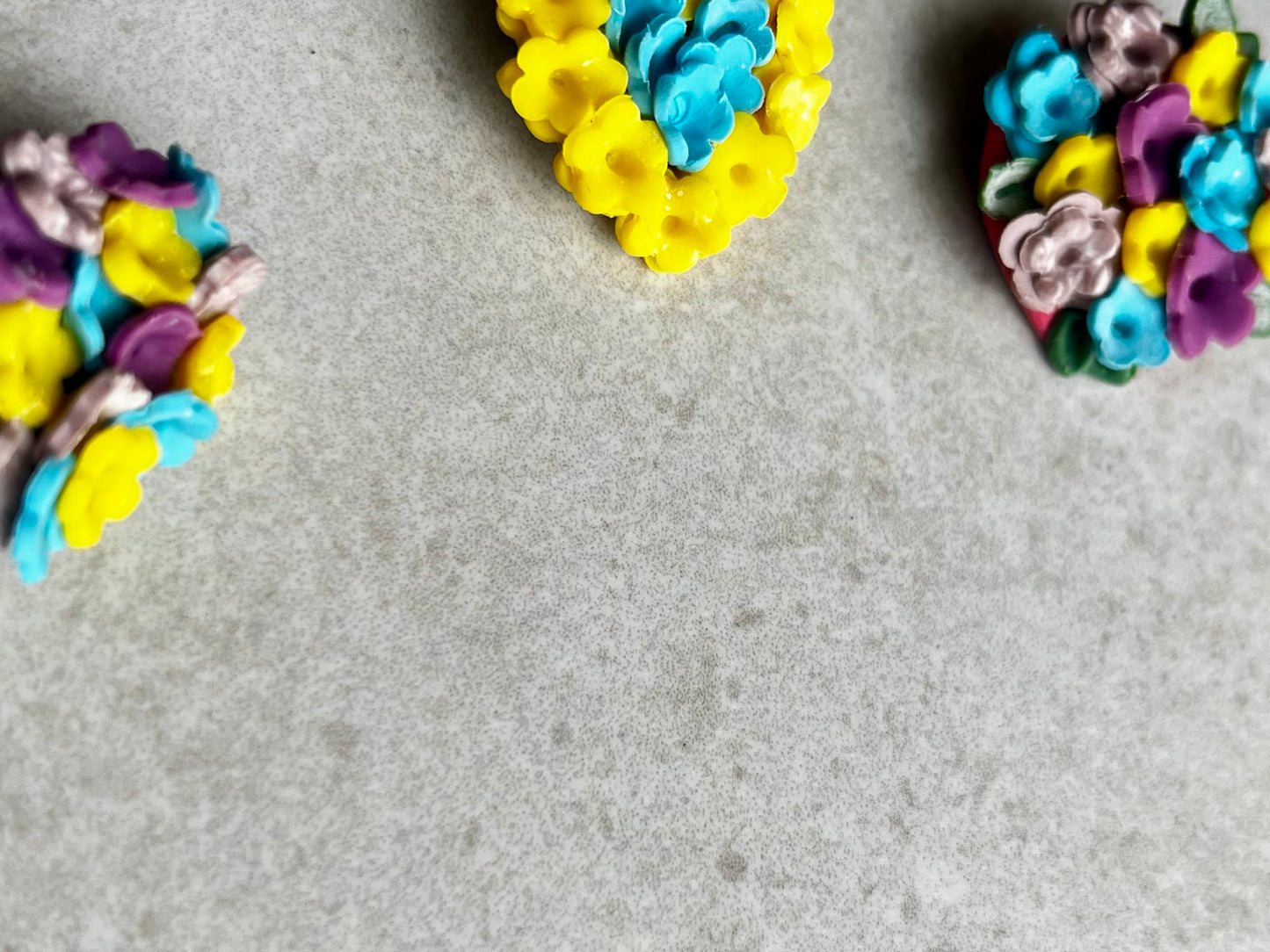 Broches de flores de arcilla polimerica