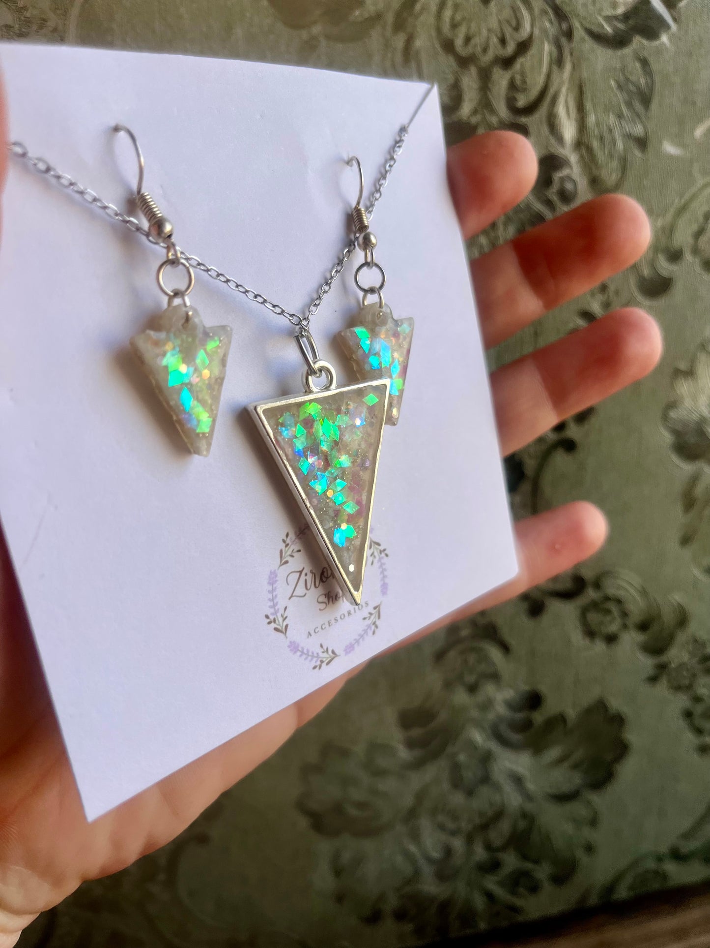 Conjunto de collar y pendientes de resina triangulos plateados brillantes