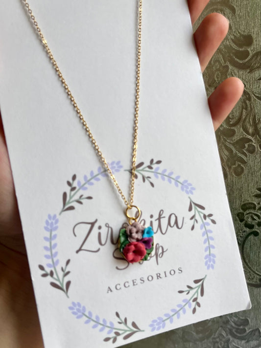 Collar con flores de arcilla polimerica y cadena dorada