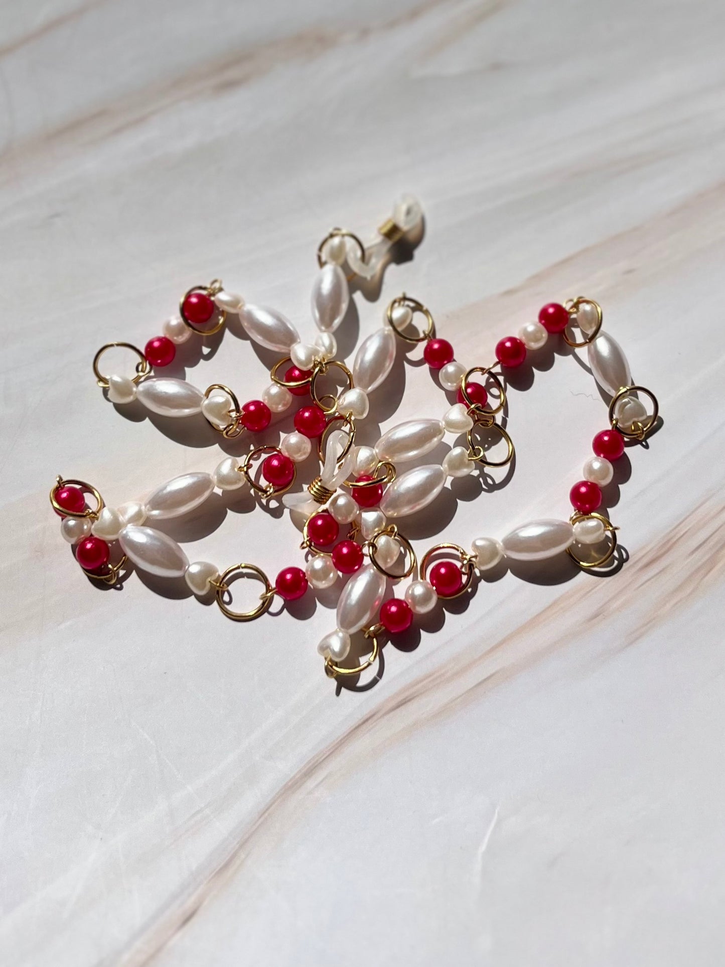 Cadena para gafas con cuentas y perlas rojas y blancas