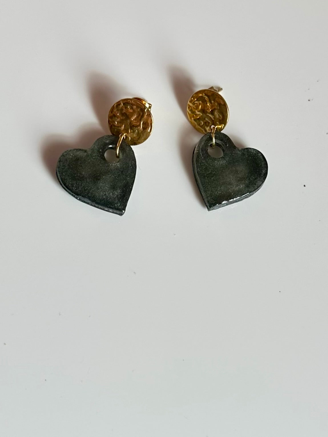 Pendientes de corazón de resina.