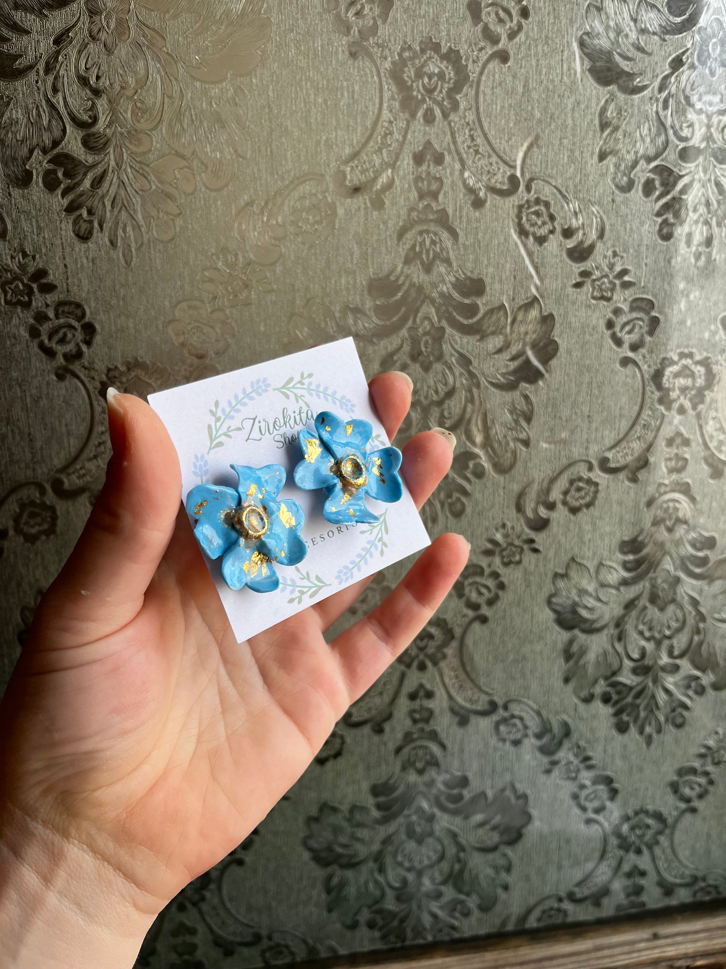Pendientes elegantes de flores azules y doradas