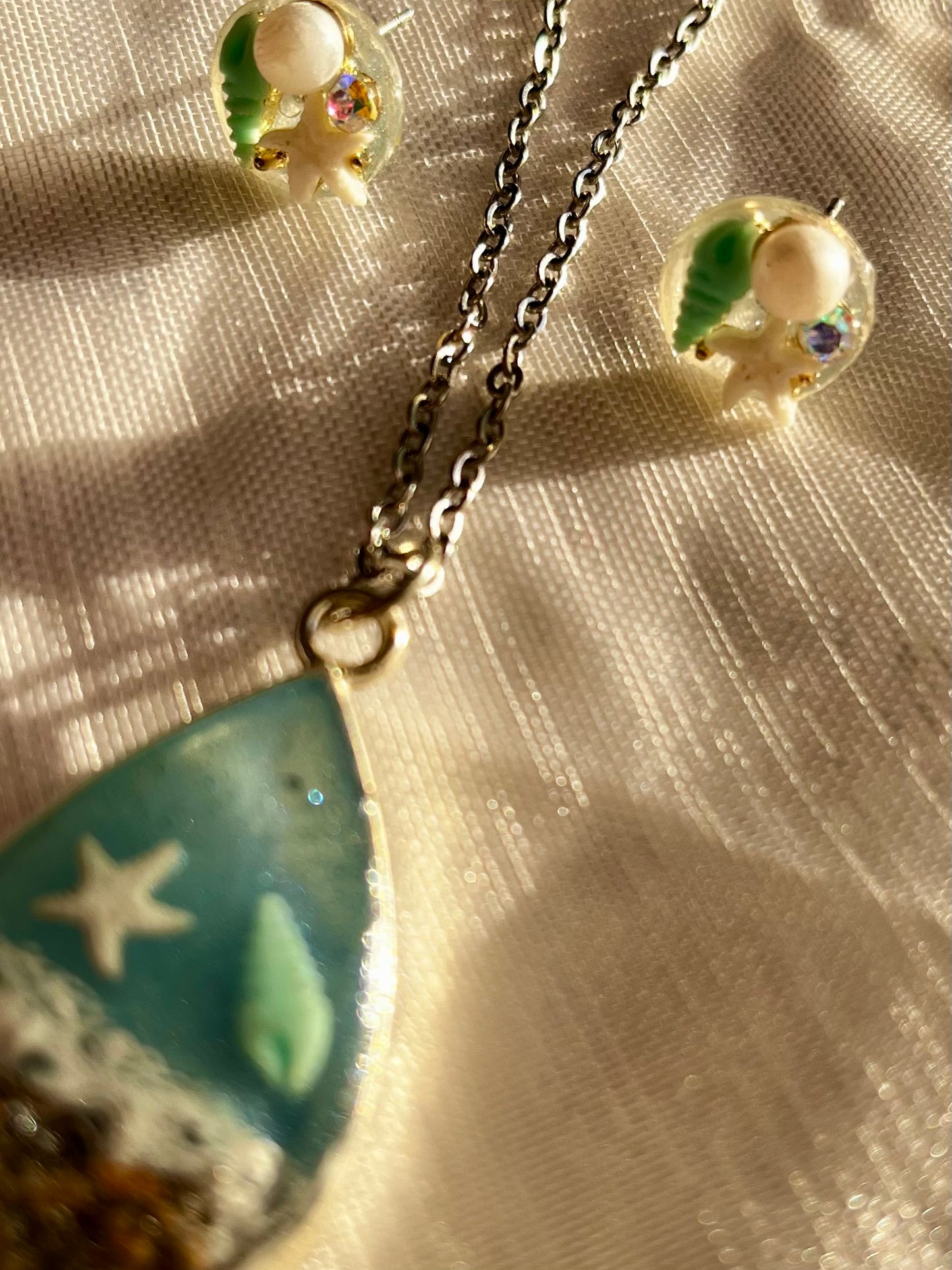 Conjunto de pendientes y collar de resina inspiración mar