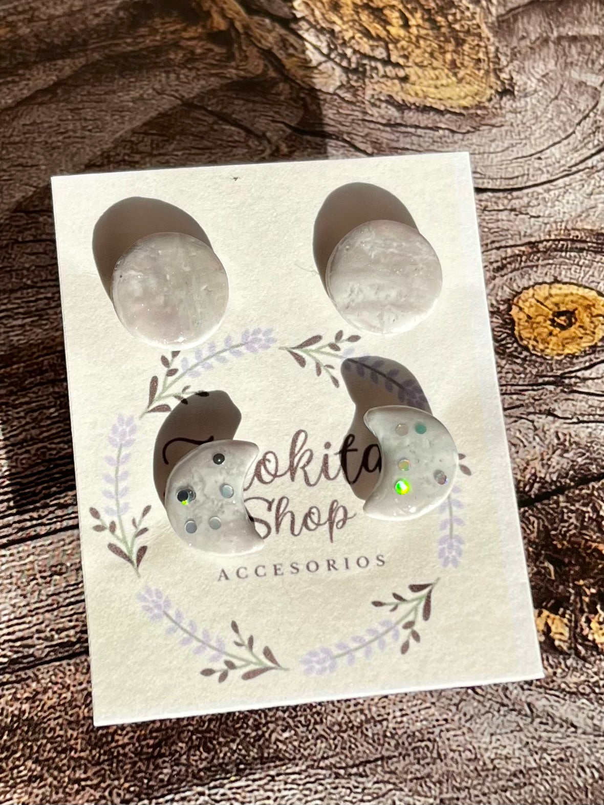 Pack de dos pendientes pequeños de lunas hechas de arcilla polimerica