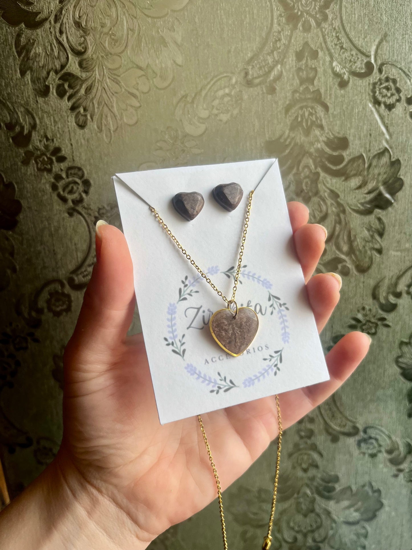 Conjunto de pendientes y colgante de resina corazones marrones
