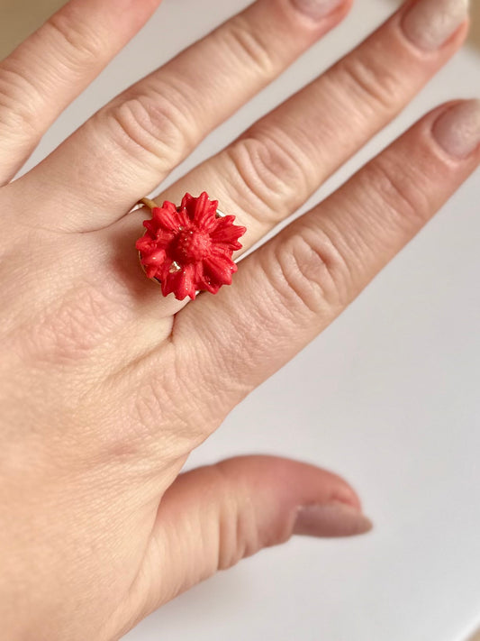 Anillo de flor roja de arcilla polimerica