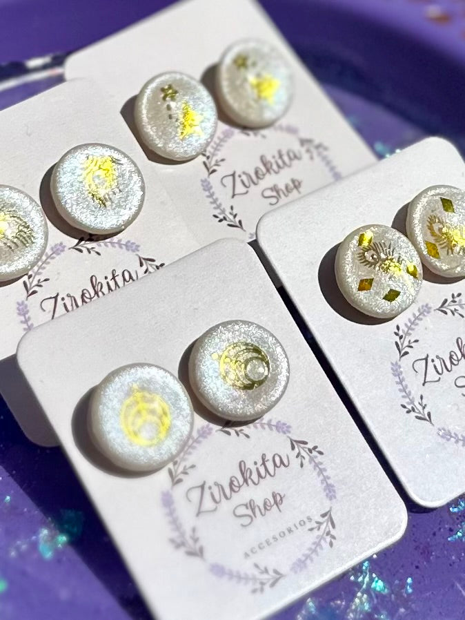 Pendientes pequeños brillantes con diseño en dorado