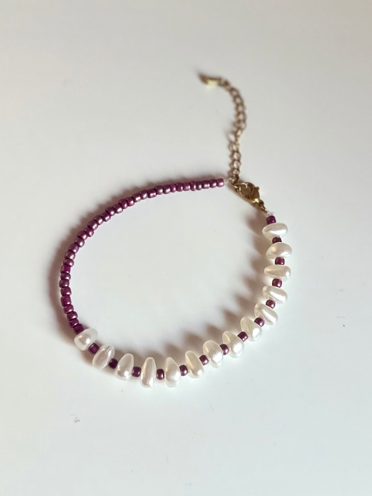 Pulseras de piedras blancas perladas y abalorios.