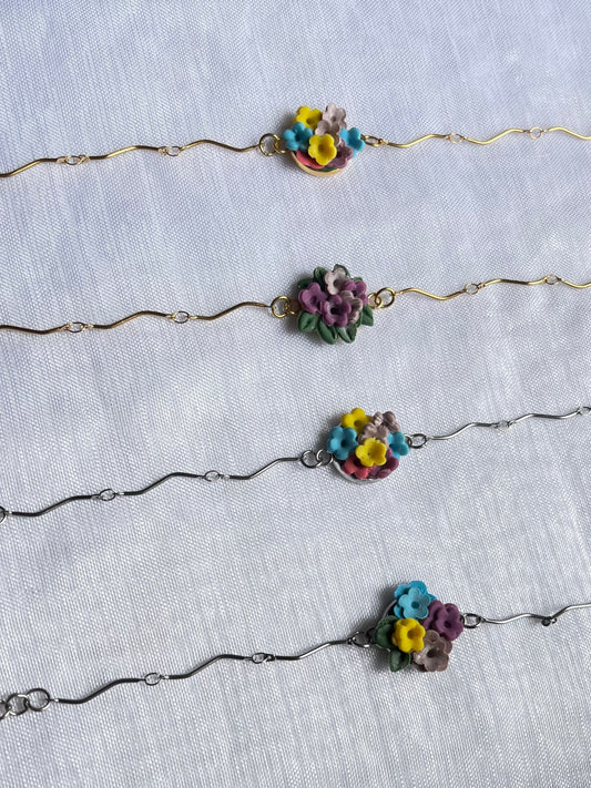 Pulsera fina con flores de arcilla polimerica.