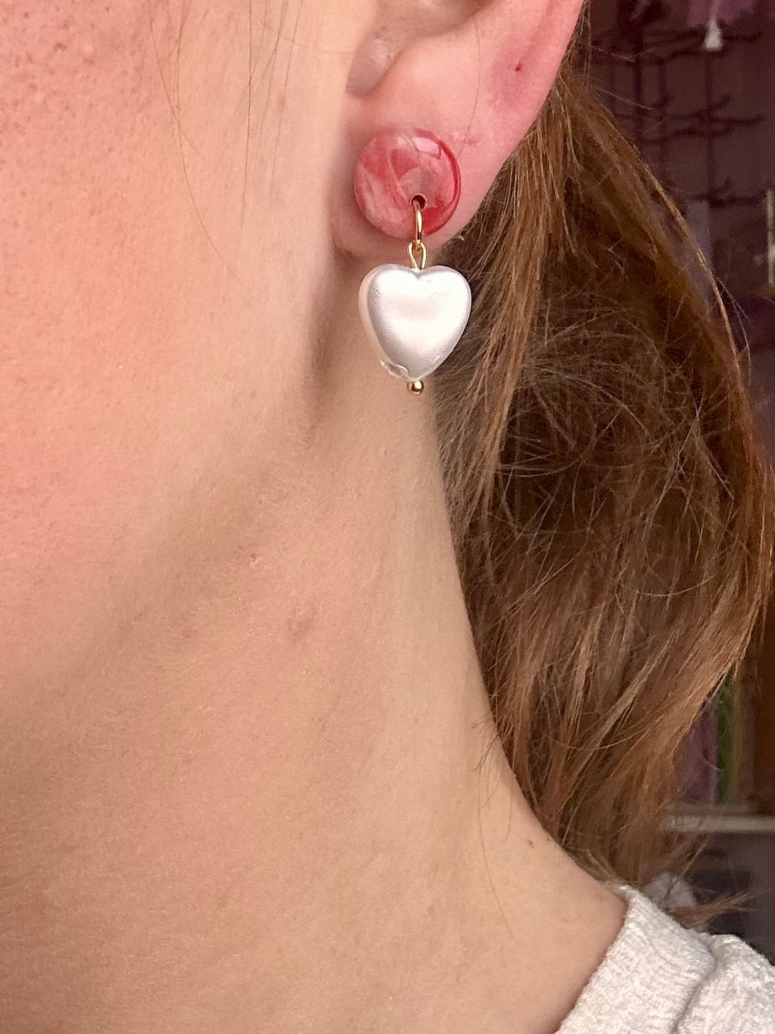 Pendientes rojos y corazón de perla