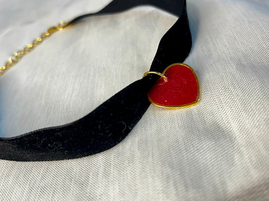 Collar estilo choker de accesorios dorados y corazón de resina