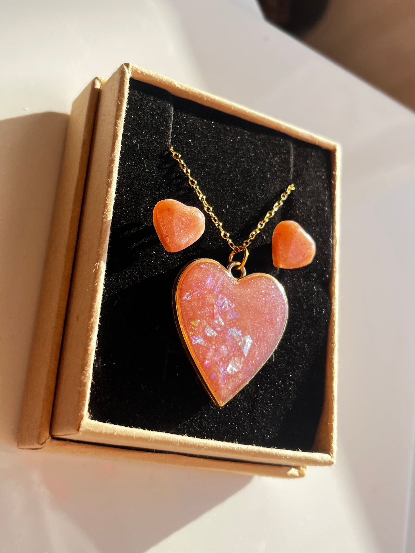 Conjunto de pendientes y medallón de resina en dorado y rosa