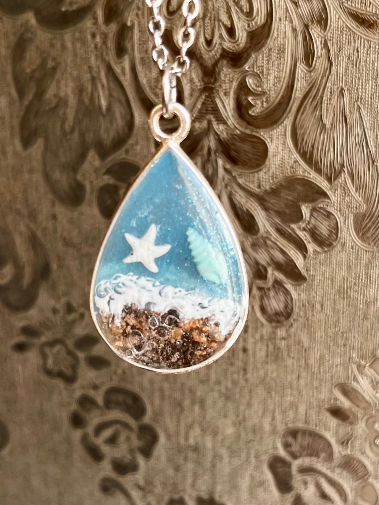 Conjunto de pendientes y collar de resina inspiración mar