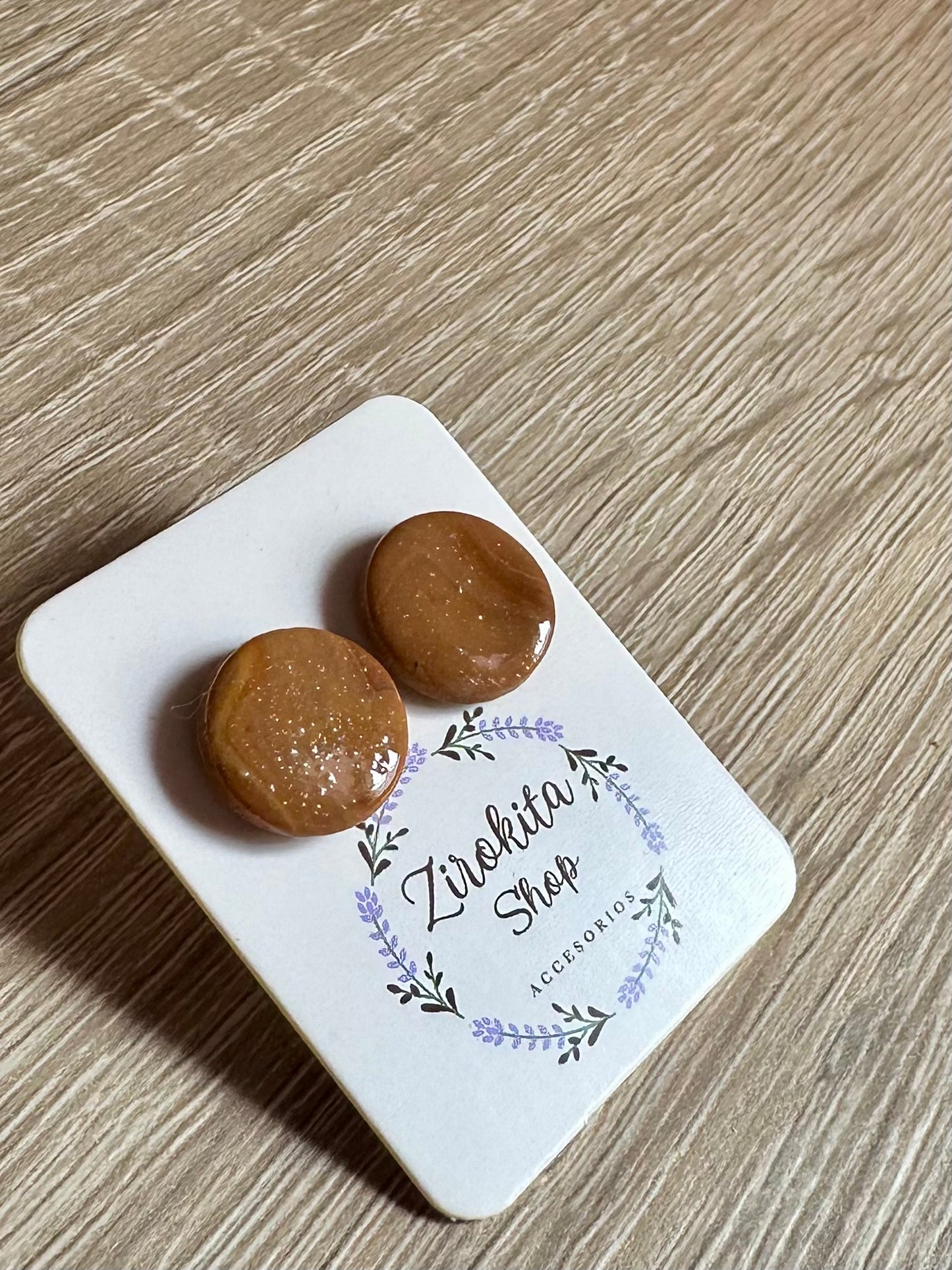 Pendientes pequeños de arcilla polimerica estampado marrón brillante.