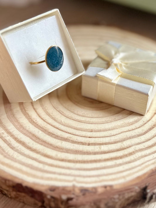 Anillo azul oscuro en dorado