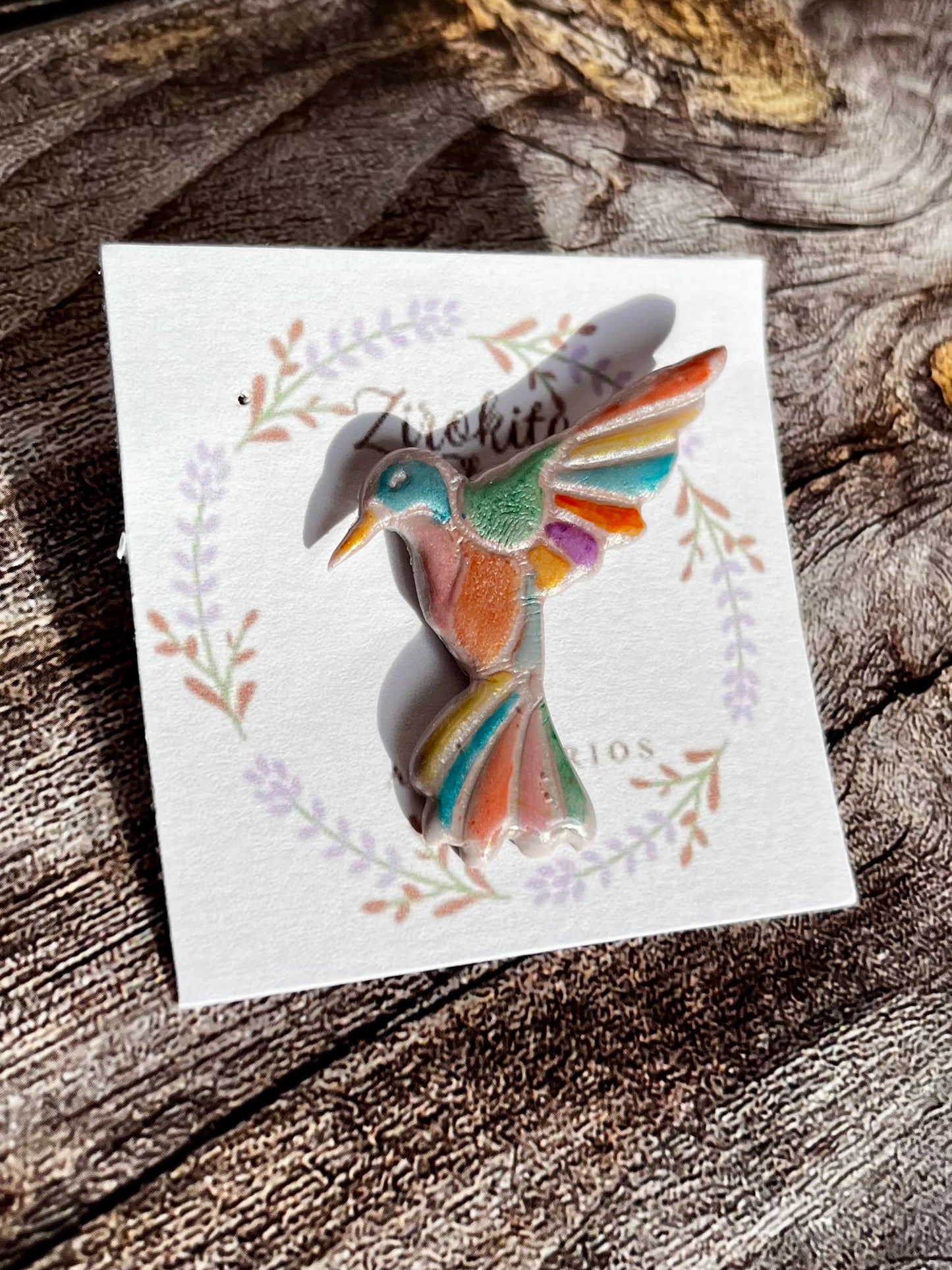 Pin de gorrión de colores de arcilla polimerica de la colección mundo mágico