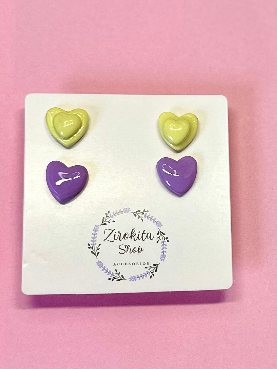 Pack de dos pendientes de corazón lila y amarillo