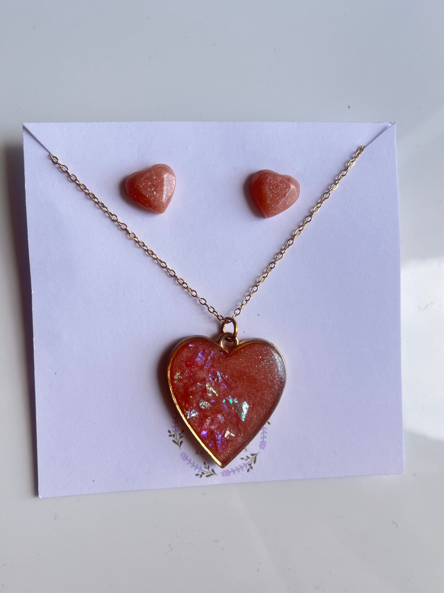 Conjunto de pendientes y medallón de resina en dorado y rosa