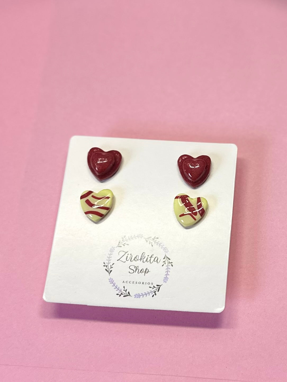 Pack de dos pendientes de corazón rojo y estampado amarillo