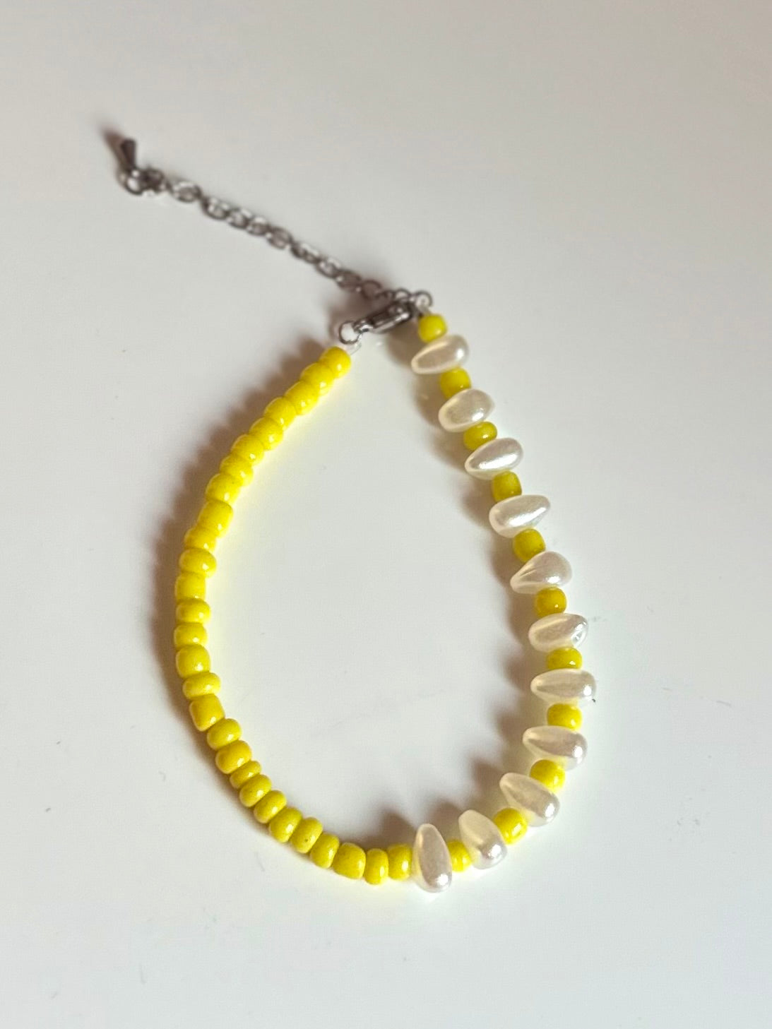 Pulseras de piedras blancas perladas y abalorios.