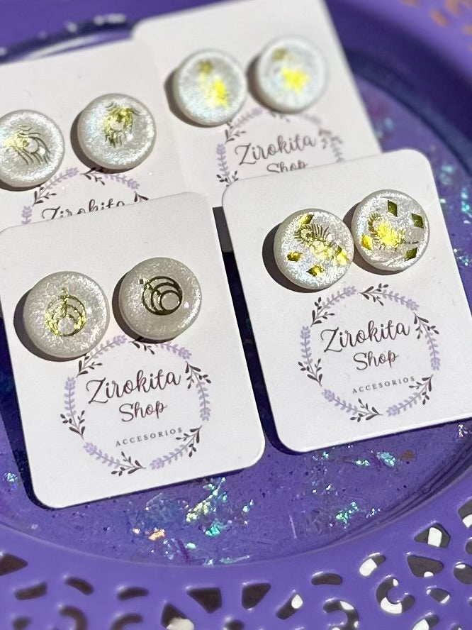 Pendientes pequeños brillantes con diseño en dorado