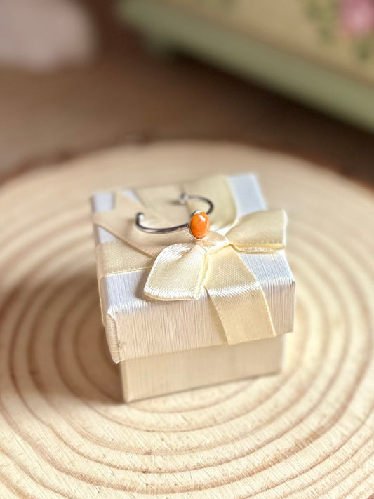 Anillo pequeño naranja en plateado