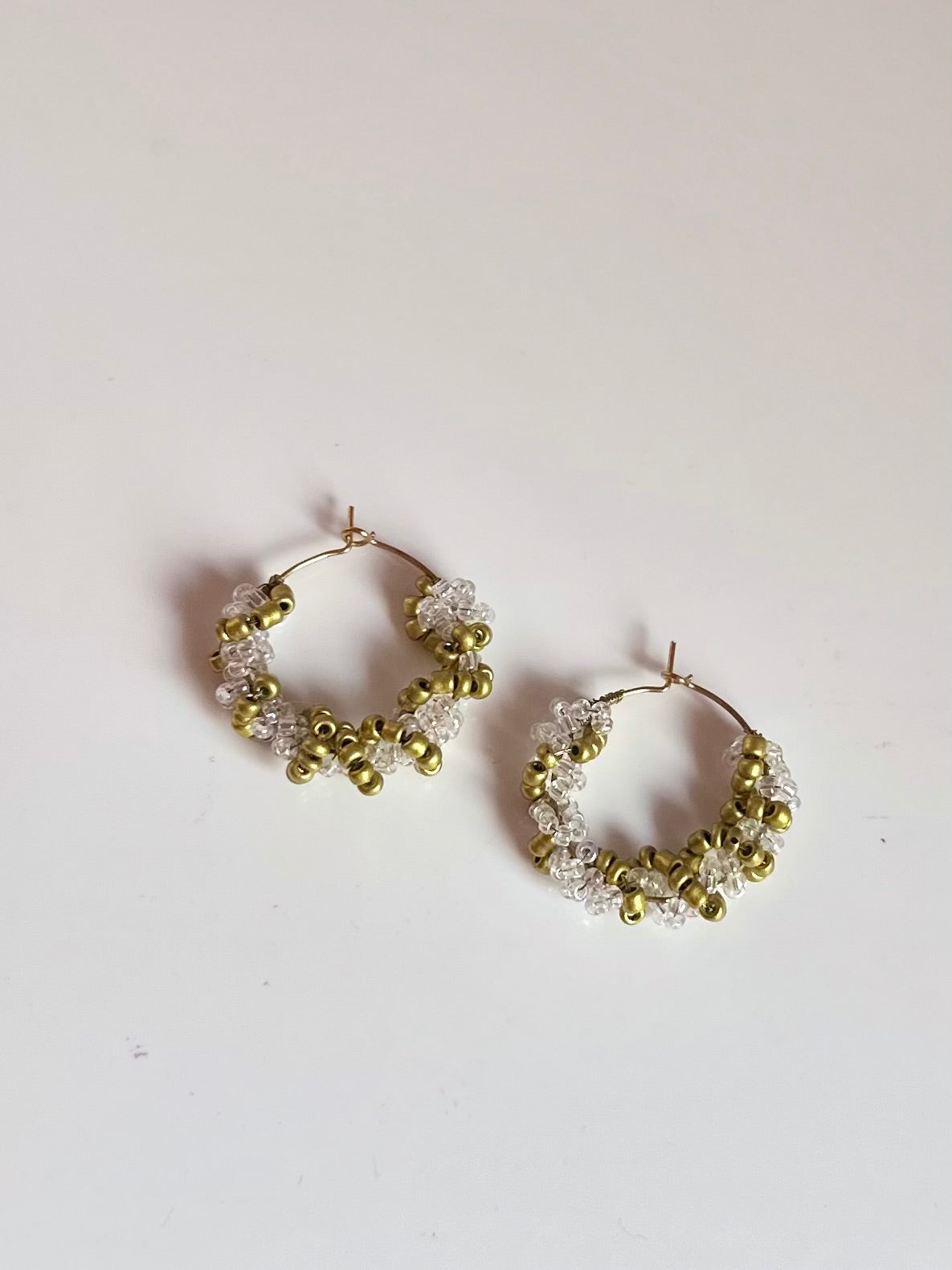 Aros dorados de abalorios