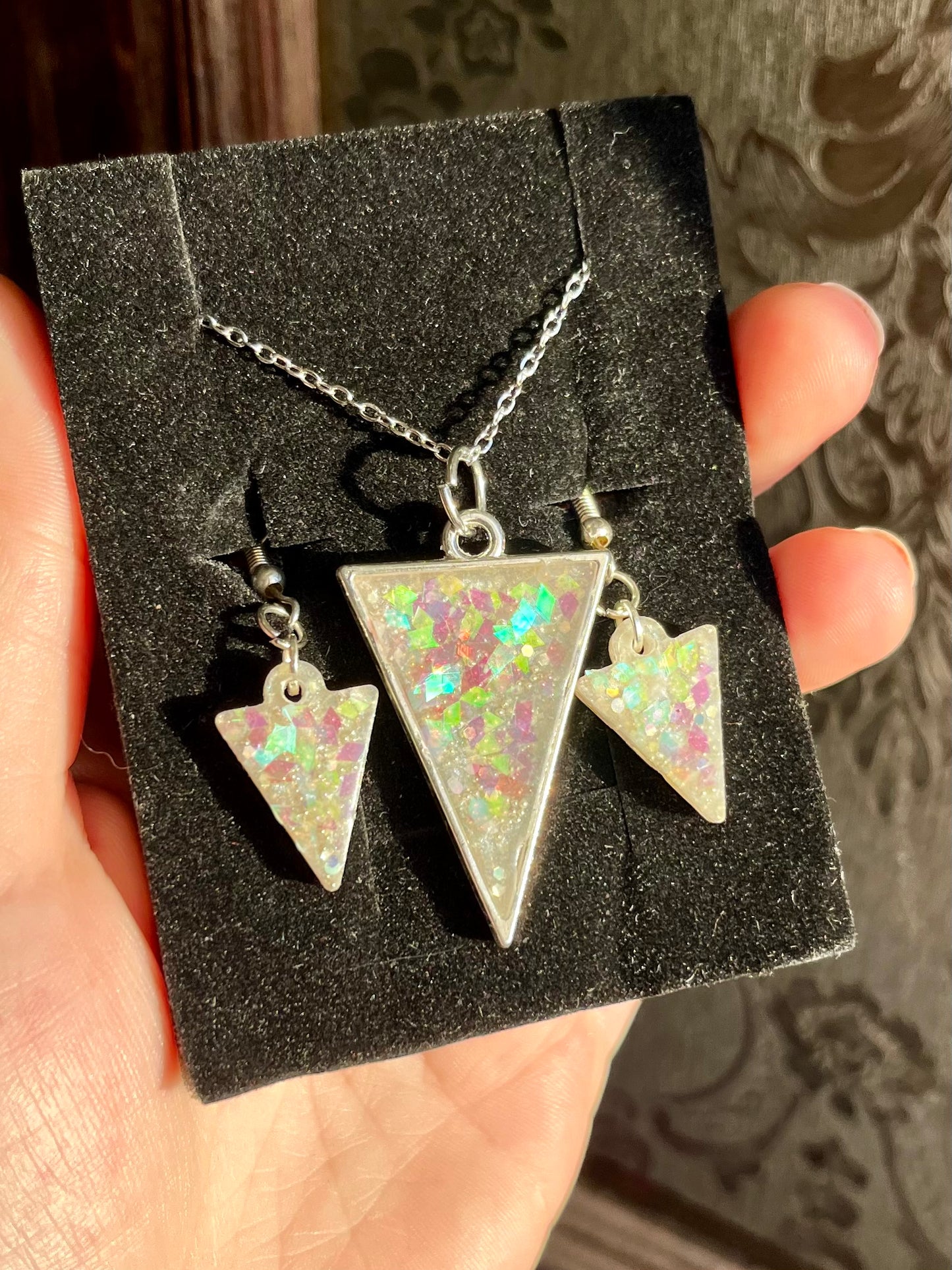 Conjunto de collar y pendientes de resina triangulos plateados brillantes
