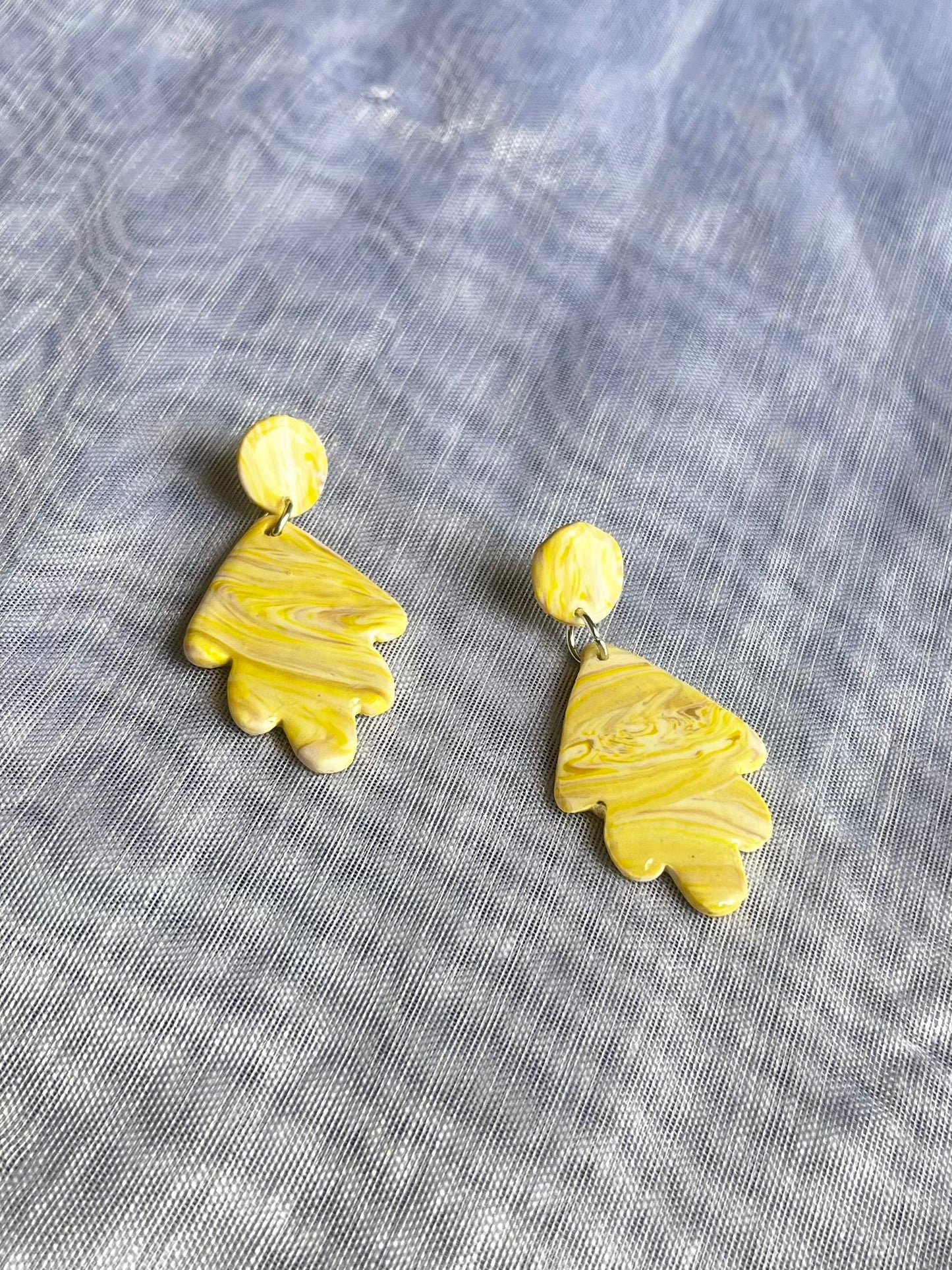 Pendientes de estampado en amarillo.