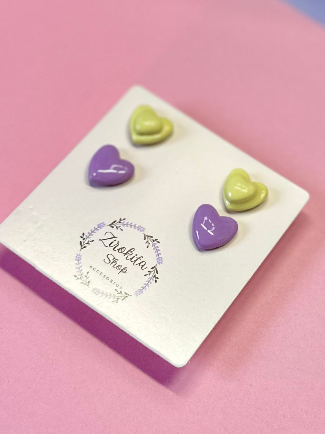 Pack de dos pendientes de corazón lila y amarillo