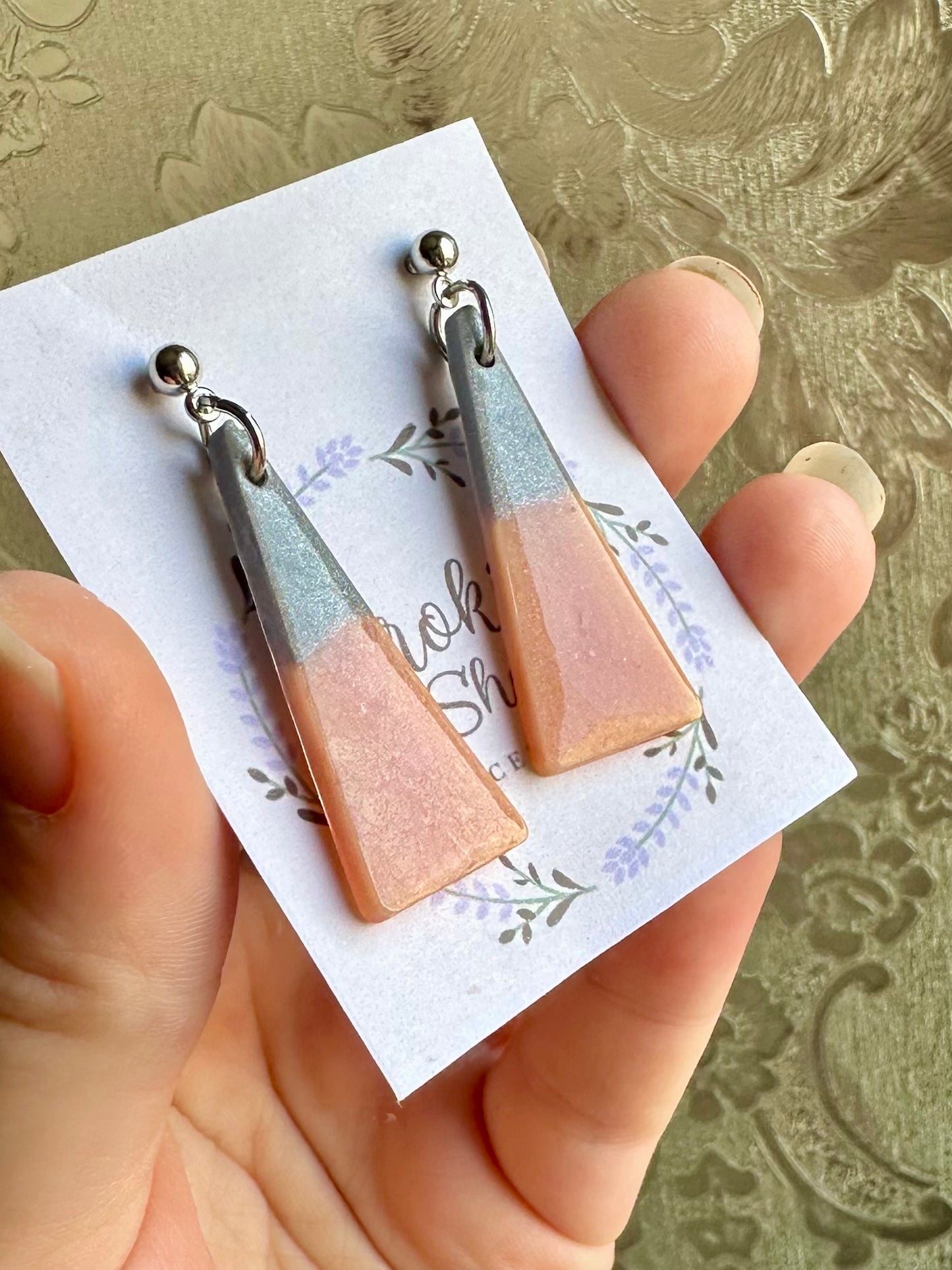 Pendientes geométricos de resina con colores degradados.