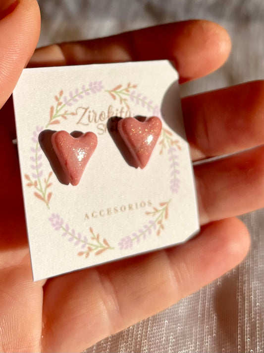 Mini pendientes de corazones rosas brillantes