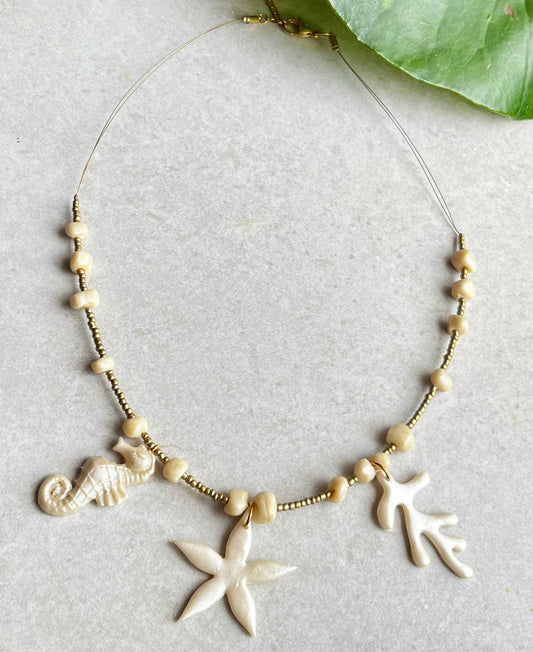 Collar veraniego en dorado con accesorios de arcilla polimerica.